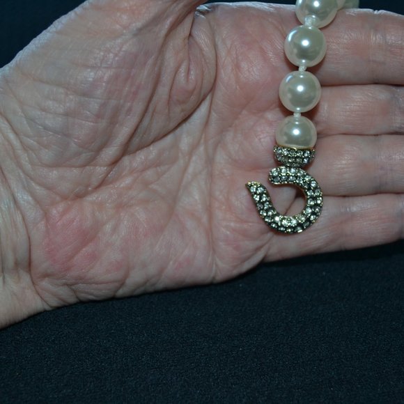 Stunning 32" Pearl Necklace & Rhinestone Closure - Picture 6 of 7